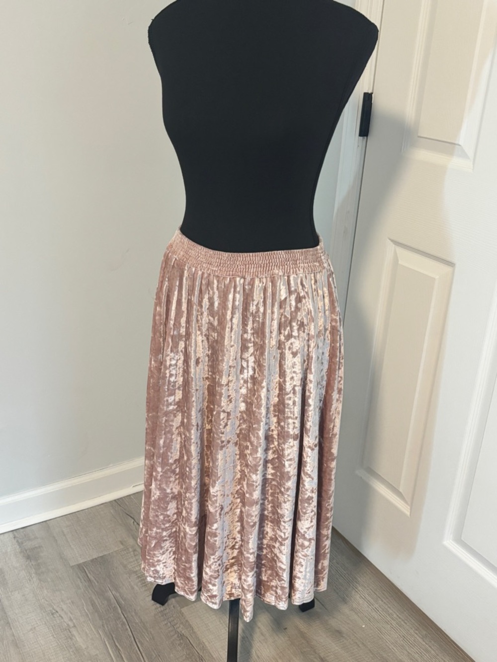 a.n.a Blush Pink Crushed Velvet Midi Skirt Size M Flowy Elastic Waist